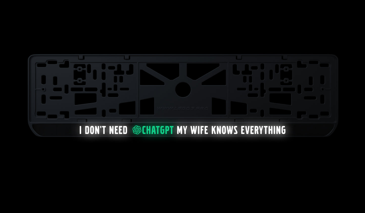 Ramka tablicy rejestracyjnej: I don't need ChatGPT – my wife knows everything