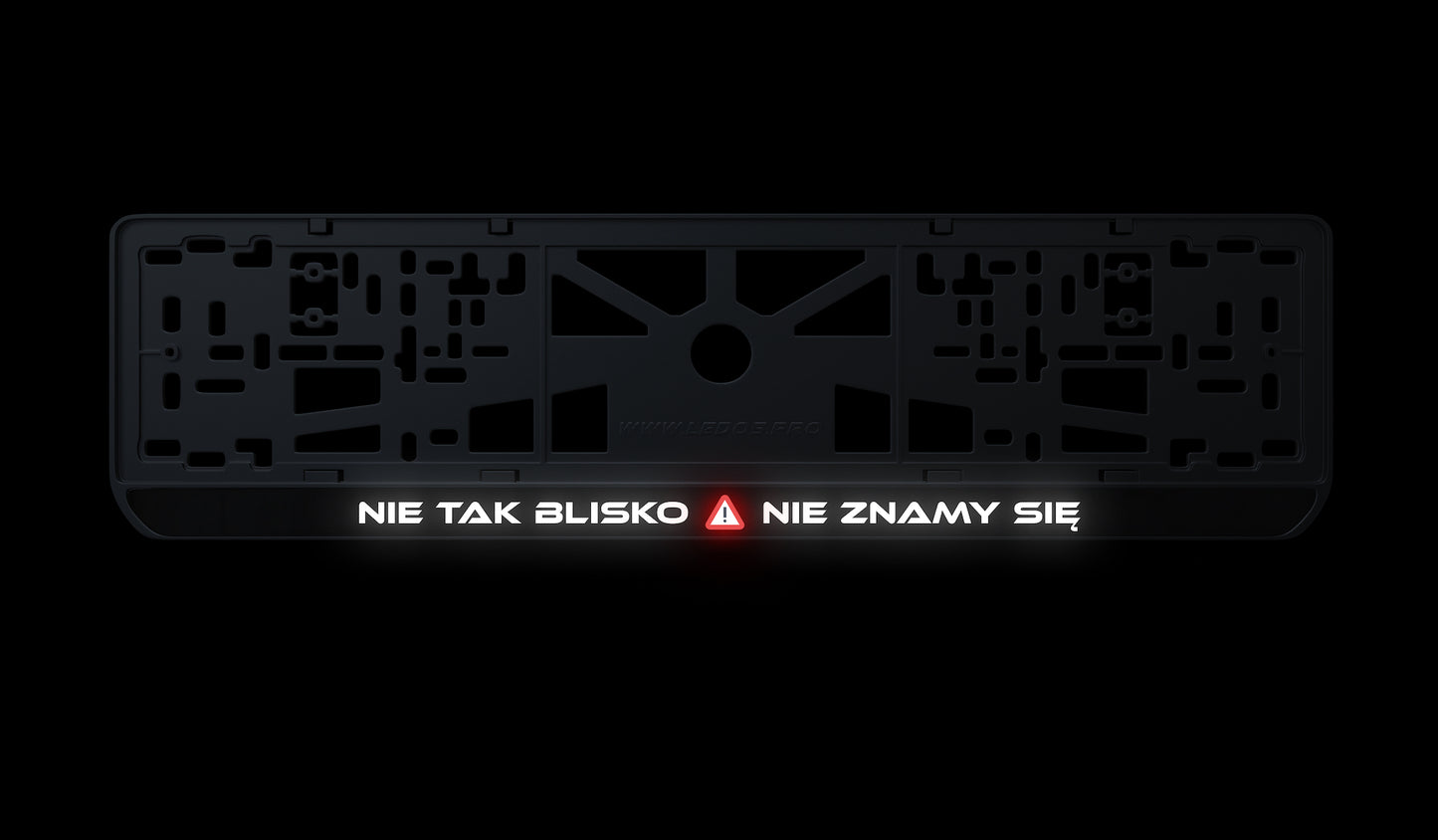 Ramka tablicy rejestracyjnej: Nie tak blisko, nie znamy się