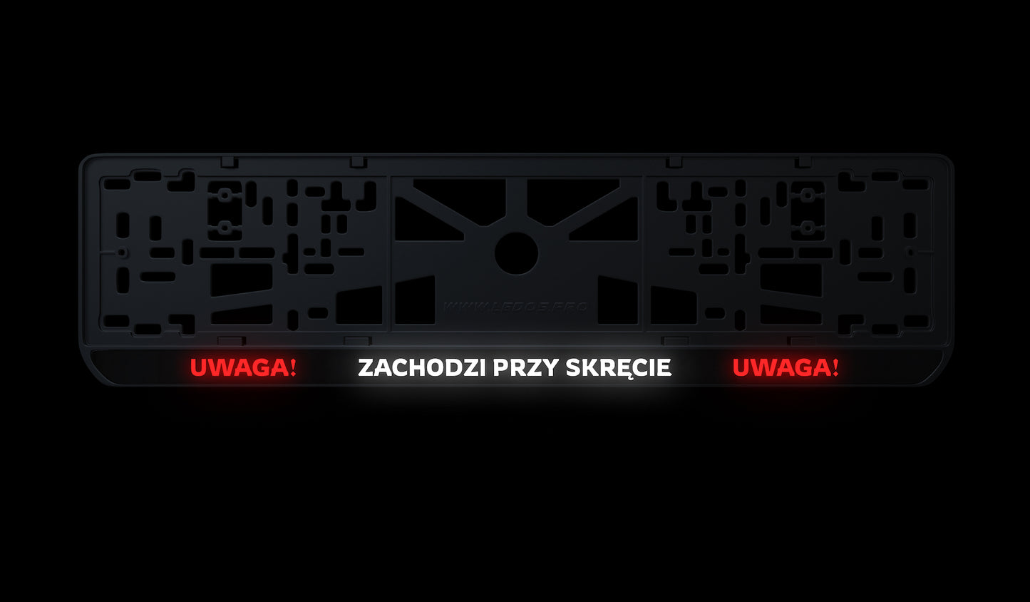 Ramka tablicy rejestracyjnej: Uwaga – zachodzi przy skręcie